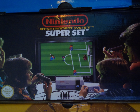 Verpackung des "NES Super Set": Eine Familie spielt zu viert "Nintendo World Cup".