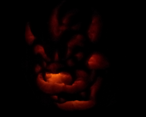 Ein aus der Dunkelheit leuchtendes Bowser-Gesicht (Halloween-Kürbis)