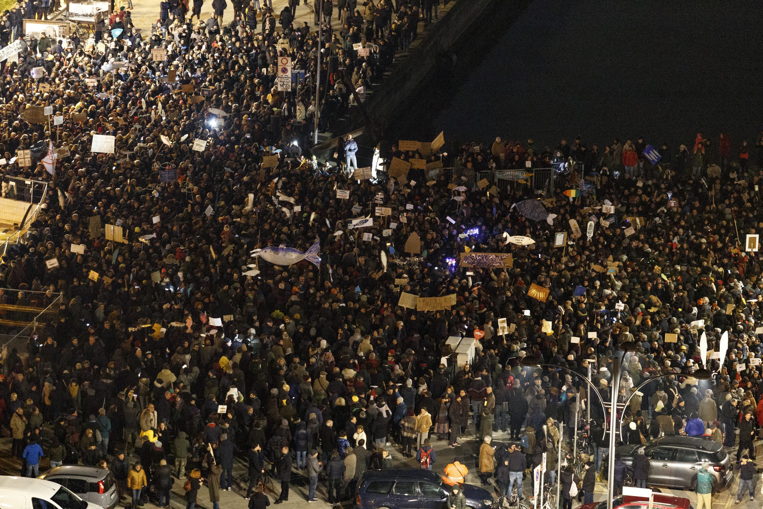 Menschenmenge protestiert