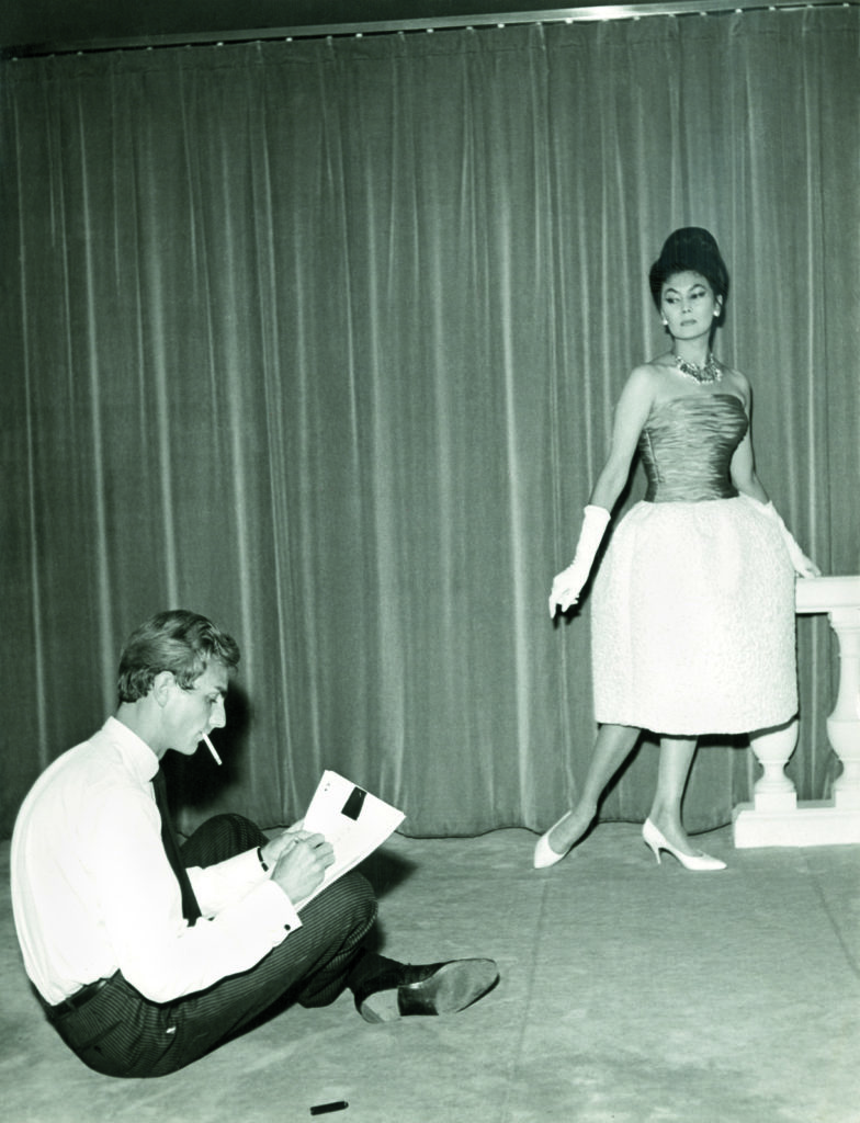 1962 - Yorn und Starmannequin Ala aus dem Hause Dior im frisch eröffneten Haute-Couture-Haus YORN auf dem Champs-Élisées/ Foto: Yorn Privatbesitz / © Diogenes Verlag