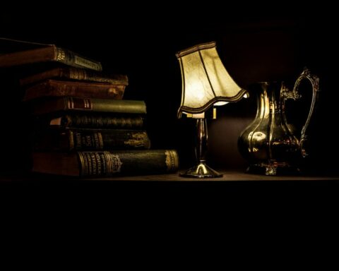 Tisch mit Lampe und Büchern