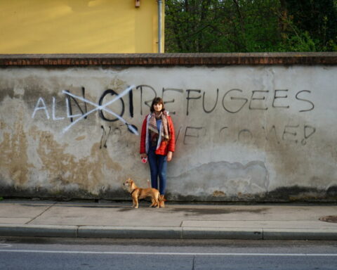 Ganna Gnedkova vor Graffiti