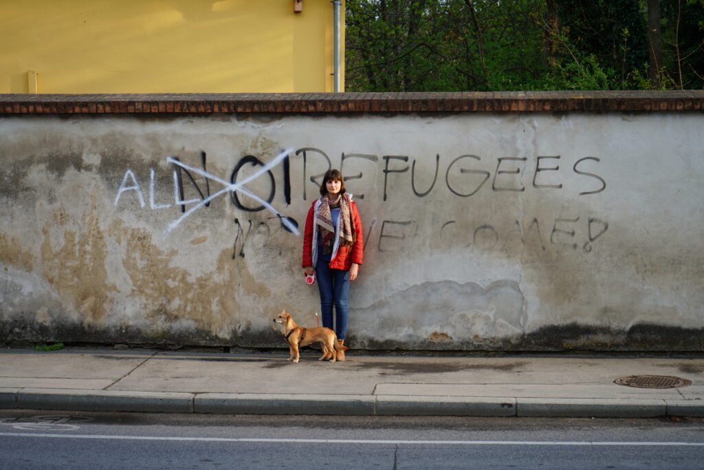 Ganna Gnedkova vor Graffiti